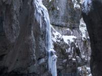 Schlanker Eisfall an der Felswand über dem Klammsteig